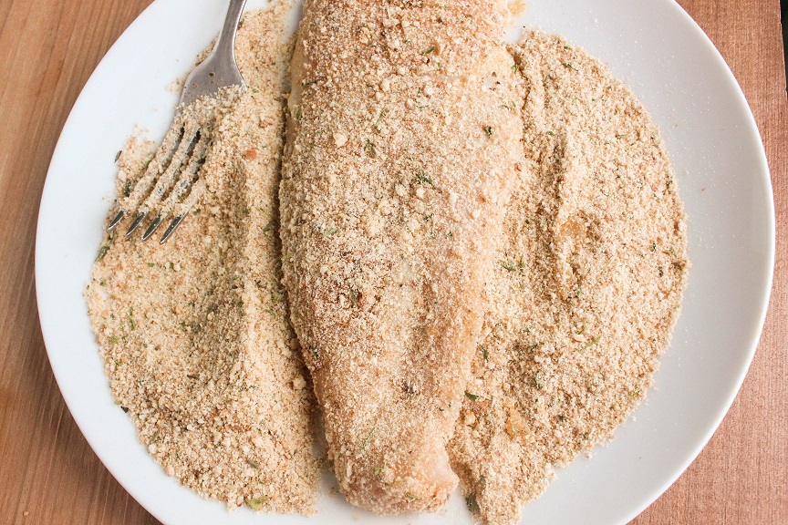 Cover the chicken cutlets in breadcrumbs